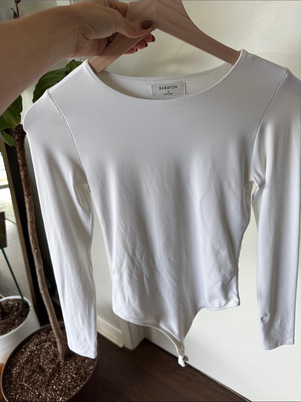 Aritzia White Long-Sleeve Crewneck Bodysuit, size S
